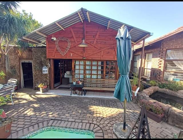 6 BEDROOM HOUSE FOR SALE IN FLORAUNA